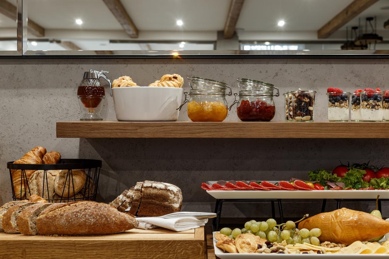 Bed and Breakfast Biala Owca Zakopane Exterior foto A breakfast buffet