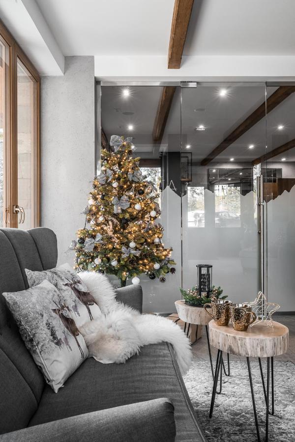 Bed and Breakfast Biala Owca Zakopane Exterior foto A Christmas tree in a living room